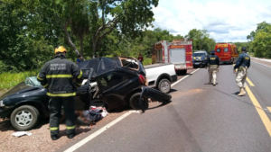Adolescente morre preso às ferragens e quatro pessoas ficam feridas após colisão na BR-262.