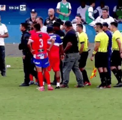 Jogo do Estadual de MS termina com confusão entre PM e atleta, acusação de racismo e arma apontada para jogador.
