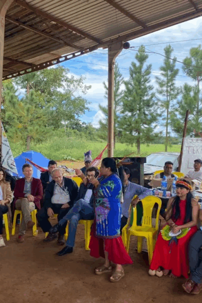 Ministra Sônia Guajajara visita área de conflito, dança com lideranças e discute medidas de proteção em MS.