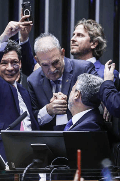 O cumprimento de Geraldo a Lira, após aprovação histórica da reforma tributária.
