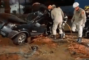 Carro em alta velocidade bate em árvore, mata passageiro e deixa motorista ferido em Campo Grande.