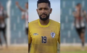 Jogador de futebol é preso por transportar cocaína em ônibus de delegação.