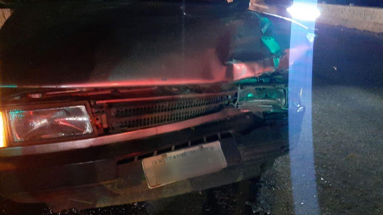 Freada em semáforo causa colisão de três carros e fecha trânsito no Aero Rancho