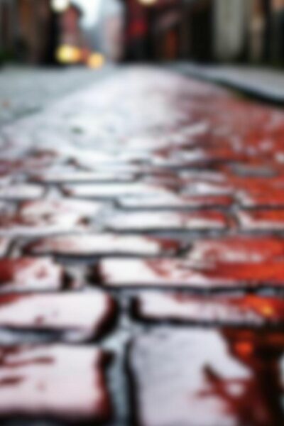 Homem é encontrado morto com sinais de violência em calçada
