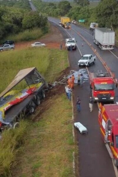 Motorista fica preso às ferragens em acidente entre carretas na BR-267