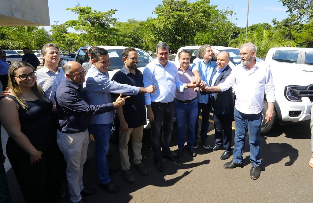 Cerimônia de entrega de caminhonetes destinadas às ações de Vigilância em Saúde Foto Saul Schramm