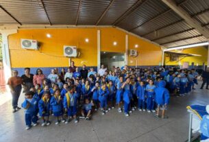 Uniforme novo, autoestima lá em cima: Prefeitura inicia entrega de kits para alunos da rede municipal