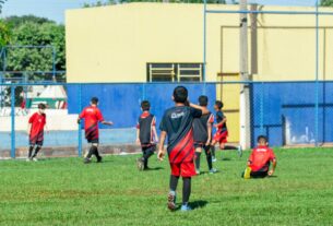 Parceria entre prefeitura e Athletico Paranaense leva escolinha de base a Ribas do Rio Pardo